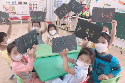 Các con ở trường học và chơi như thế nào ???